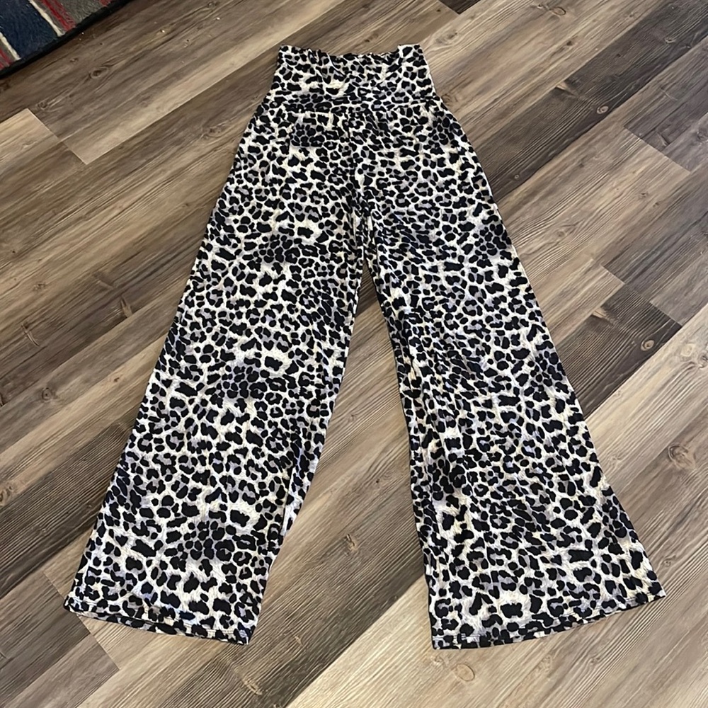 White leopard palazzo pants size Medium. Brand is Zig Zag Stripe.